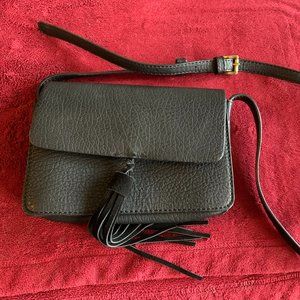 Street Level Crossbody Purse w/ Suede Tassel In Black